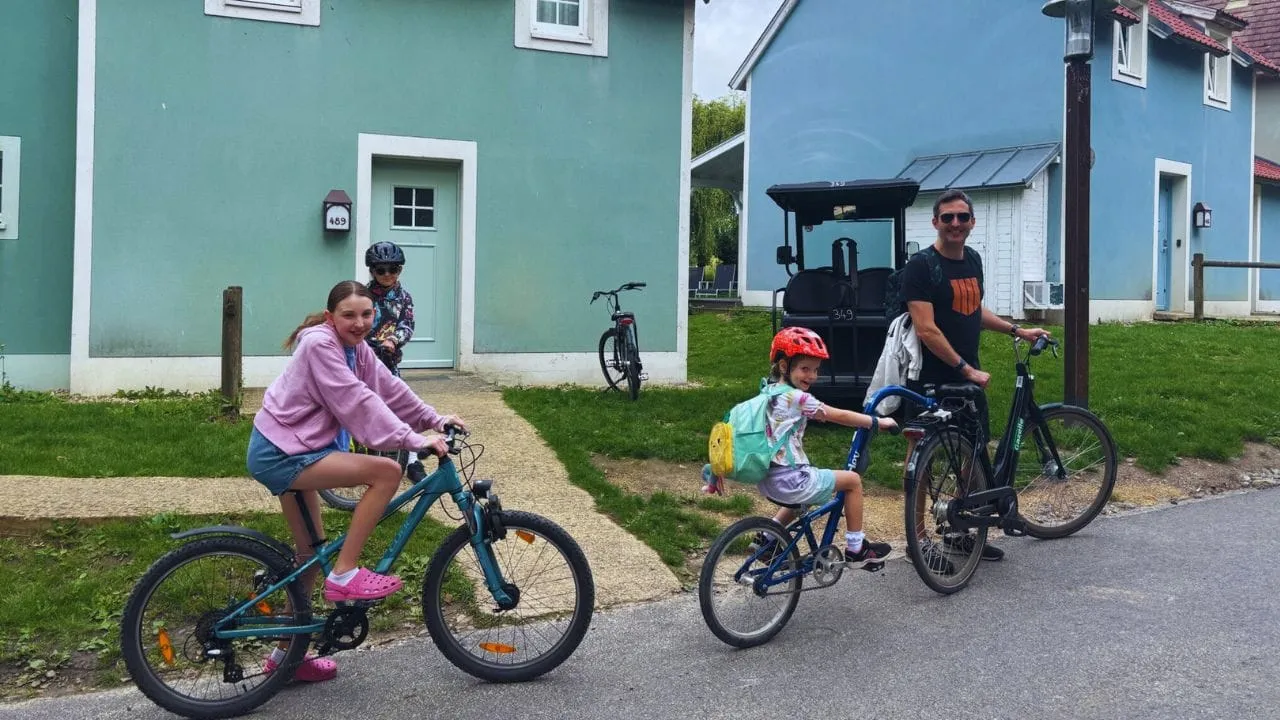 Setting off on hire bikes from the lodges at Center Parcs Le Lac d’Ailette